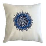 Coussin brodé motif Oursin